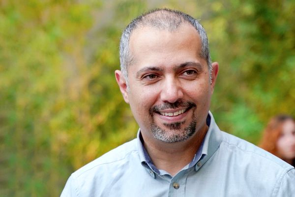 کارتونیست نقـاد است نه مداح /گفت‏‌وگو با هادی حیدری درباره شکایت دادستانی تهران از او برای یک کاریکاتور انتقادی که هنوز برطرف نشده است 