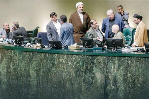 سلاح تازه تندروها علیه پزشکیان/بررسی موج جدید حملات در مجلس به رئیس‌جمهوری با طرح «عدم کفایت»