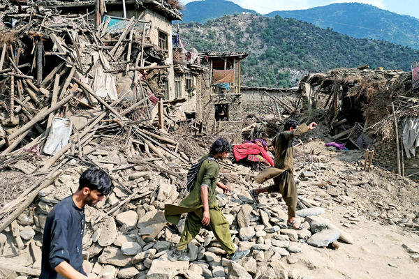 هزاران جسد زیر آوار چوب و گِل/گفت‏‌وگوی «هم‏‌میهن» با نماینده ولایت «کنر» در افغانستان آسیب‏‌دیده از زلزله و فعالان زنان افغانستانی