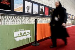 آینه‌ای در غبار