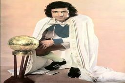 عیادت مسئولان باشگاه استقلال از اکبر کارگرجم در بیمارستان