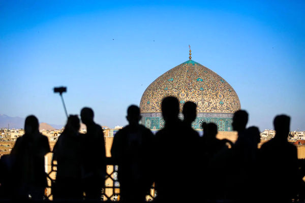 هتل‌‏ها خالی، چادرها پُر/گزارشی درباره تعداد و کیفیت سفرها در نوروز 1404
که موجب اختلاف میان فعالان گردشگری و مسئولان دولتی شده است