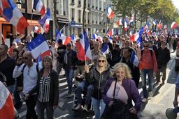 پاریس در التهاب؛ معترضان خواستار استعفای مکرون شدند