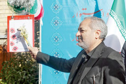 چکش ضد استکبار و گل؟/ درباره عکسی از وزیر آموزش و پرورش در روز ۱۳ آبان