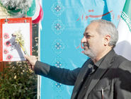 چکش ضد استکبار و گل؟/ درباره عکسی از وزیر آموزش و پرورش در روز ۱۳ آبان