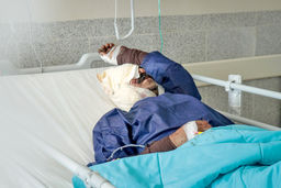 چشم‏‌های سـوخته/گزارشی درباره آخرین وضعیت کارگرانی که در انفجار بندرعباس از یک یا دو چشم نابینا شدند