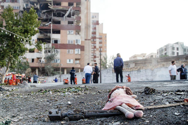 صاحب عروسک کشته شد/درباره عکسی از آوار جنگ بر سر کودکان