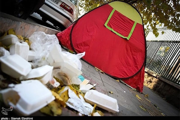 رئیس کمیته اجتماعی شورای شهر تهران خبر داد:اسکان همراهان بیماران میان زباله‏‌های بیمارستانی