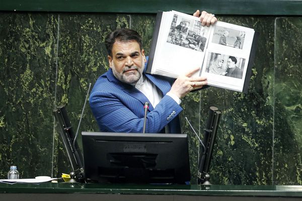 جُرم این است.../ چرا تندروها ناگهان سراغ وزیر فرهنگ رفتند؟