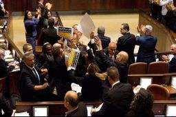 نتانیاهو تحت فشار: باج‌دهی به حریدی‌ها در آستانه سفر به واشنگتن