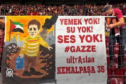 همبستگی هواداران گالاتاسرای با فلسطین در بازی مقابل لیورپول