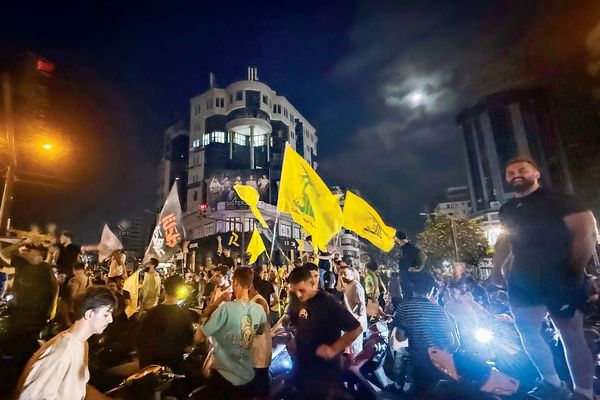 لبنان در مرز جنگ داخلی/طرفداران حزب‌الله در واکنش به مصوبه خلع سلاح  به خیابان‌ها ریختند