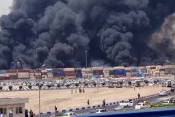 هم‌اکنون؛ بندر شهید رجایی همچنان در آتش می سوزد