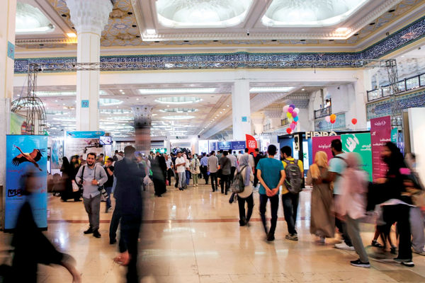 پایان گشت‏‌وگذاری سرخوشانه/نخستین نمایشگاه بین‌‏المللی کتاب تهران در دولت چهاردهم پس از ۱۰ روز میزبانی از ناشران، اهالی قلم و دوستداران کتاب به کار خود پایان داد 