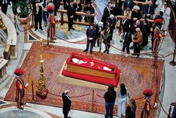 گره روی عمر و بخت/درباره عکسی از فرش ملایر زیر تابوت پاپ فرانسیس