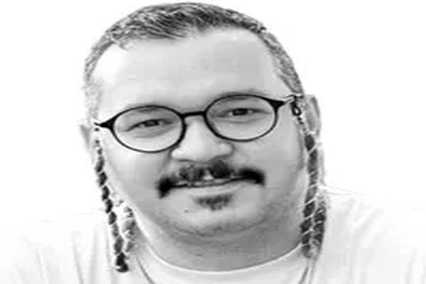 جسم او را در خاک بکارید