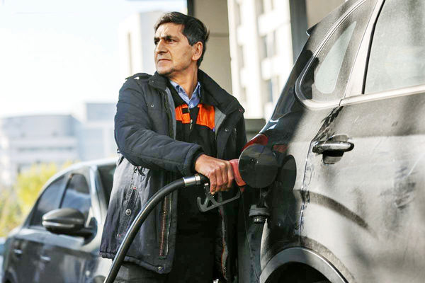 عرضه بنزین ویژه/گفت‌وگو با محمد نظیفی مدیرعامل بورس انرژی درباره  معاملات بنزین
که با قیمت پایه  65 هزار و 800 تومان در لیتر آغاز شده است