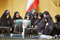 فشار مضاعف بر زنان خانه‌‏دار و غیرشاغل/تصویب کاهش سقف پیگرد کیفری مهریه از ۱۱۰ به ۱۴ سکه بار دیگر صدای معترضان را بلند کرده است