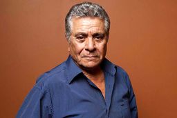 روی صحنه، در آرزوی بازگشت به وطن