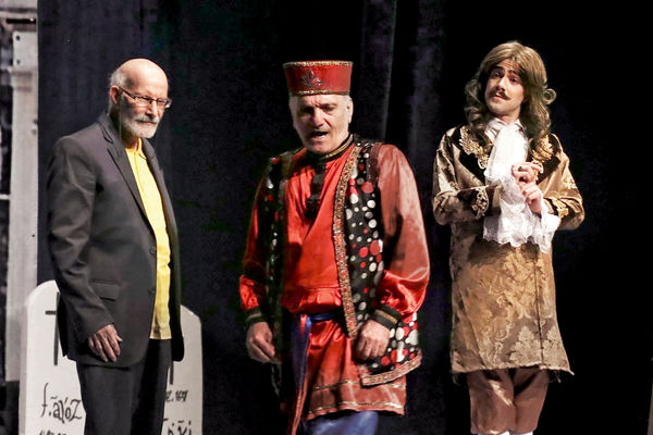 ریاکاران پنهان‏ پشت نقاب/داوود فتحعلی‏‌بیگی با فراخواندن مولیر، میرزا فتحعلی آخوندزاده و سعدی افشار 
روی صحنه نمایش شب‏‌نشینی با مولیر به نقد یکی از صفات رذیله انسانی پرداخته است 