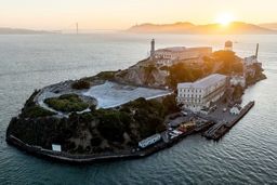 ترامپ: زندان مهاجران میان تمساح‌ها را در همه ایالت‌ها بسازید