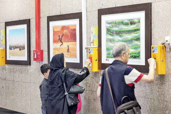 نمایش اثر هنری آداب دارد/درباره عکسی از حاشیه نمایشگاه ویتنام؛ زیبایی و نشاط جاودانه که شهرداری تهران برگزار کرده