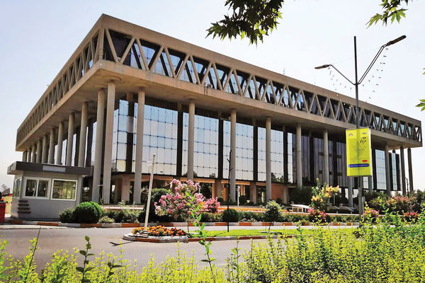 شتاب در  افول/تداوم جنجال‌های مجری‌های صداوسیما نشان می‏‌دهد که مدیریت این سازمان با قدرت بیشتری سیاست‏‌های غیرملی را پیش می‏‌برد