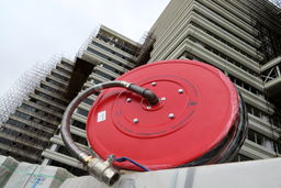 تفاوت قرقره هوزریل و هوزرک؛ کدام سیستم اطفا حریق برای ساختمان شما مناسب‌تر است؟