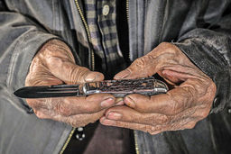 تقدیم با عشق/درباره عکسی از چاقوی دسته زنجان