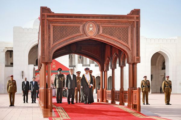 بررسی سفر رئیس‌جمهور به عمان و اهمیت آن در مذاکرات ایران و آمریکا/سوغات مسقط