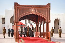 بررسی سفر رئیس‌جمهور به عمان و اهمیت آن در مذاکرات ایران و آمریکا/سوغات مسقط