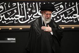 لحظه ورود رهبر انقلاب به حسینیه امام خمینی(ره) در مراسم عزاداری شب عاشورای حسینی