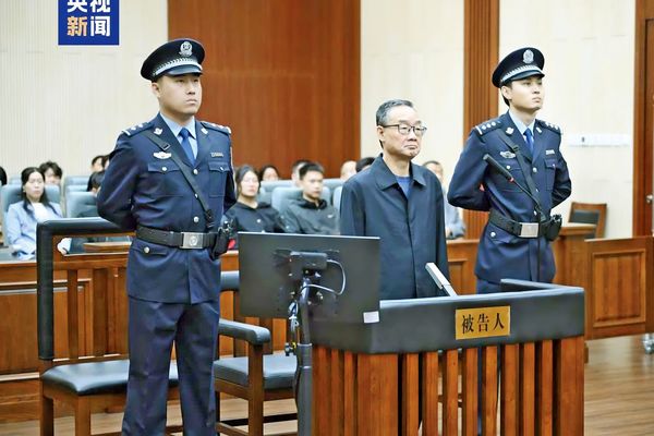 جنگ با ببرها و مگس‌ها/وزیر کشاورزی چین به دلیل دریافت 38 میلیون دلار رشوه به اعدام محکوم شد