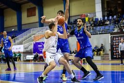 شکست آبی‌پوشان در سالن مشحون
