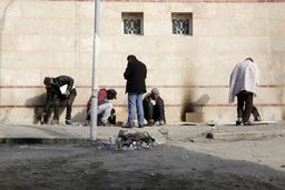 فراتر از کلیشه‏‌ها/مروری بر کتاب «افیون‏‌زدگان»که روایتی مردم‏‌شناختی از رنج اجتماعی معتادهای کارتن‌‏خواب دروازه غار و لب خط است