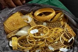 معجزه در محل دفن زباله بروجرد؛ طلای ۵ میلیاردی در میان ۲۷۰ تن زباله پیدا شد
