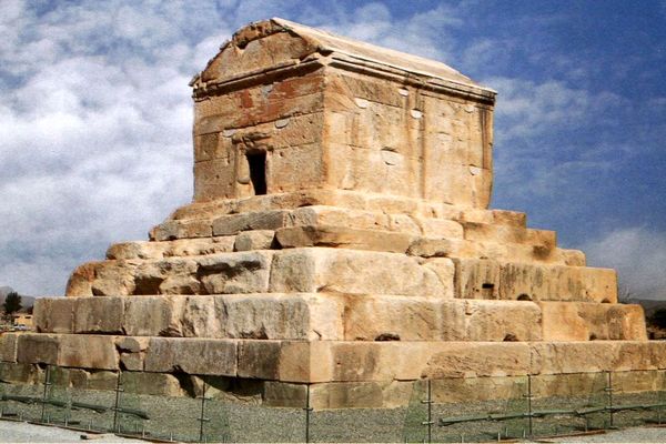 نوستالژی کوروشی  و حافظه جمعی ما/ خوانشی جامعه‌شناختی و روان‌شناختی از روز کوروش بزرگ