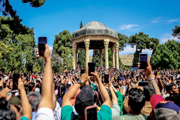 تحویل ایران نوین/آیا گردهمایی ایرانیان در تخت جمشید و حافظیه نشانی از شکل‌‏گیری گفتمانی جدید است؟