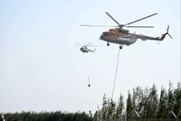 نجات ۸ تکنسین گرفتار در باتلاق تالاب شادگان