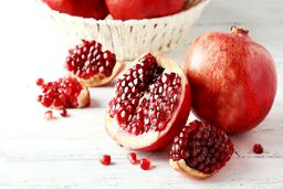 بازار انار برای شب یلدا تامین است
