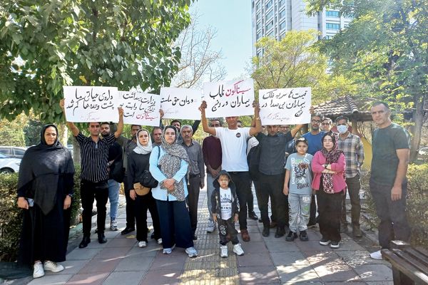 مرگ تدریجی بیماران نادر/گزارش «هم‌‏میهن» از تجمع خانواده بیماران مبتلا به بیماری «سیستینوزیس» به‌دلیل افزایش شدید قیمت دارو