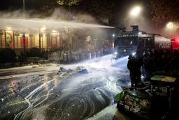 ادامه تجمع‌های اعتراضی در گرجستان/  آتش خشم معترضان به پارلمان رسید