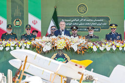 رژه در میانه مذاکرات/مراسم روز ارتش با حضور رئیس جمهور و فرماندهان عالی نظامی برگزار شد 