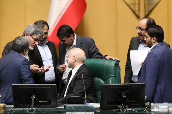 مواضع متفاوت نمایندگان یک روز پس از گفت‌وگوهای مسقط/حمله و دفاع از مذاکره‌کنندگان