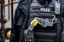 اگر کسی اسلحه‌ یا بی‌سیم نشان داد پلیس نیست باید حتماً کارت شناسایی معتبر ارائه کنند