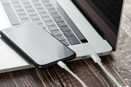 لب‌تاب و موبایل دانشجویان بیمه می‌شود