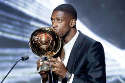 مزد امیدواری/بررسی فرازوفرود زندگی عثمان دمبله بازیکن مسلمان موریتانیایی‌تبار که برنده توپ طلا شد