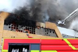 آتش‌سوزی در مجتمع ونوس؛ منطقه آزاد انزلی تعطیل شد