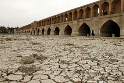 گرداب بی‌آبی زاینده‌رود / اراضی تحت کشت و سطح زیر کشت زاینده‌‏رود دو تا سه برابر افزایش یافته بدون اینکه حقابه‏‌ها بازنگری شوند