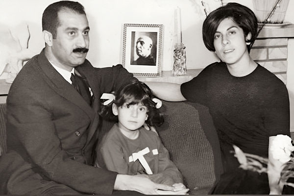 مهم‌تر از ایـران نداشتند/زندگی وسیاست‌ورزی خانواده فروهر از نگاه پرستو فروهر